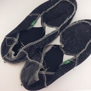 charcoal grey sanuks